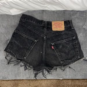 Black Levi’s jean shorts